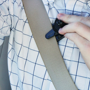 MCVPM02BX Magnetic Cell Phone Mount 3-in-1, Car Vent Attachment - In Use - Hand demonstrating seat belt cutter
