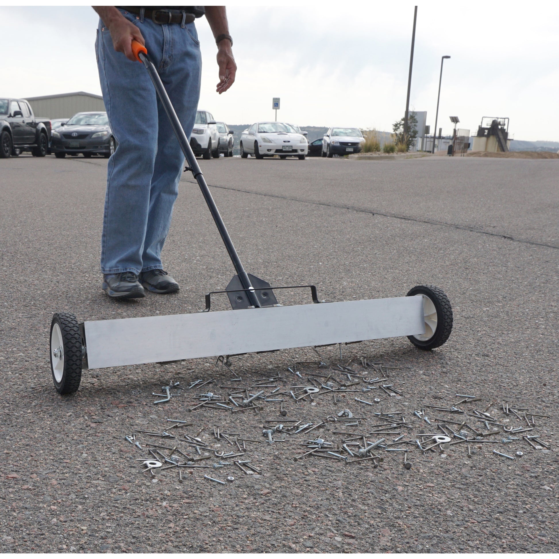 Load image into Gallery viewer, 07643 Magnetic Floor Sweeper with Quick Release - Sweeping Lot