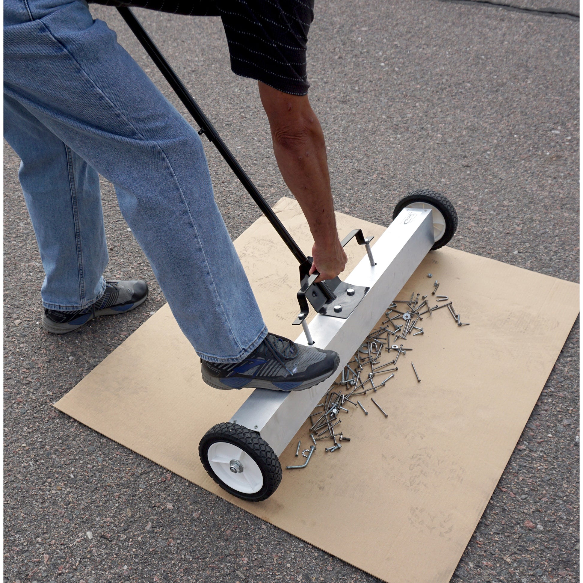 Load image into Gallery viewer, 07643 Magnetic Floor Sweeper with Quick Release - Sweeping Lot