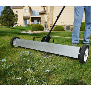 07643 Magnetic Floor Sweeper with Quick Release - Sweeping Grass