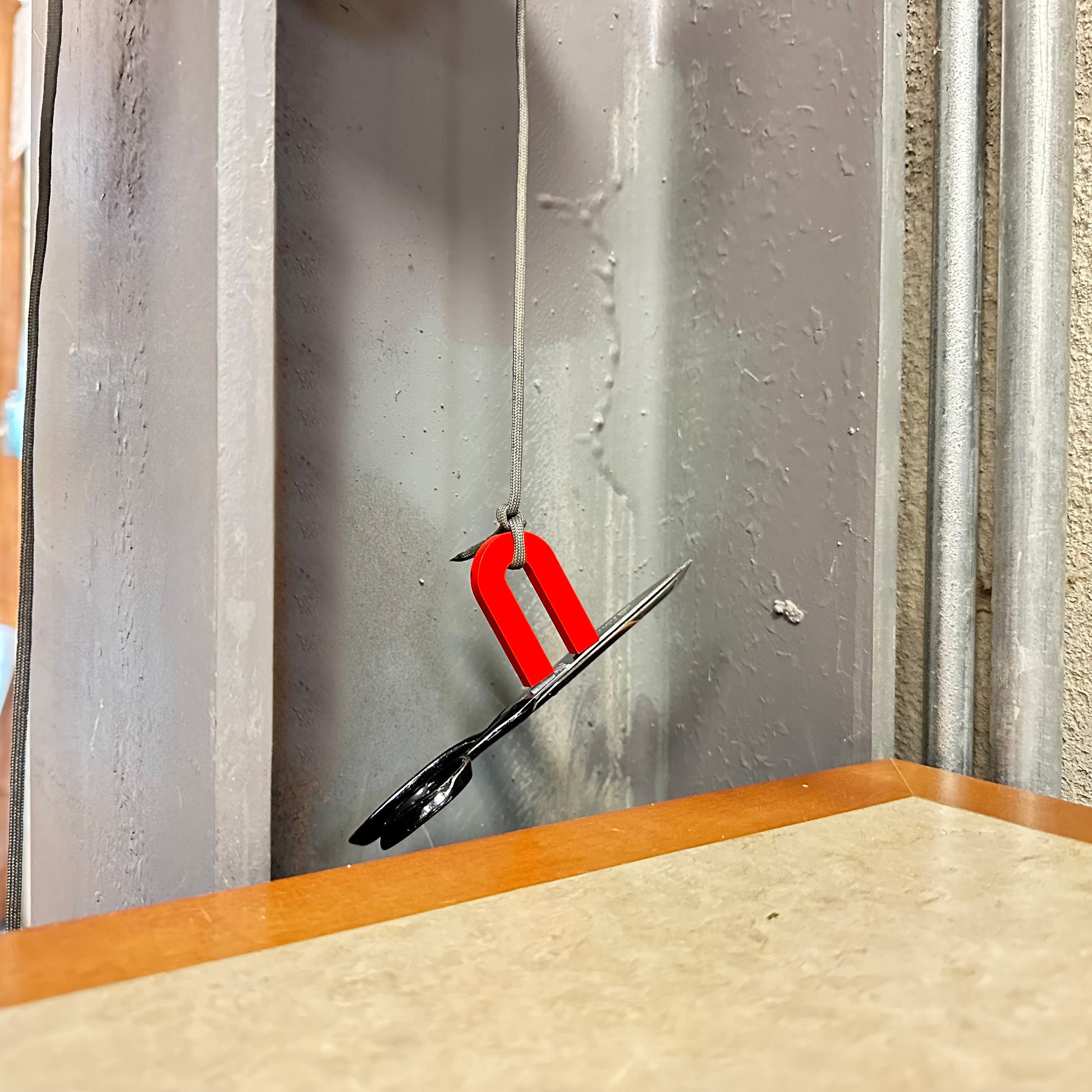 Load image into Gallery viewer, 07225 Alnico Horseshoe Magnet with Keeper - In Use