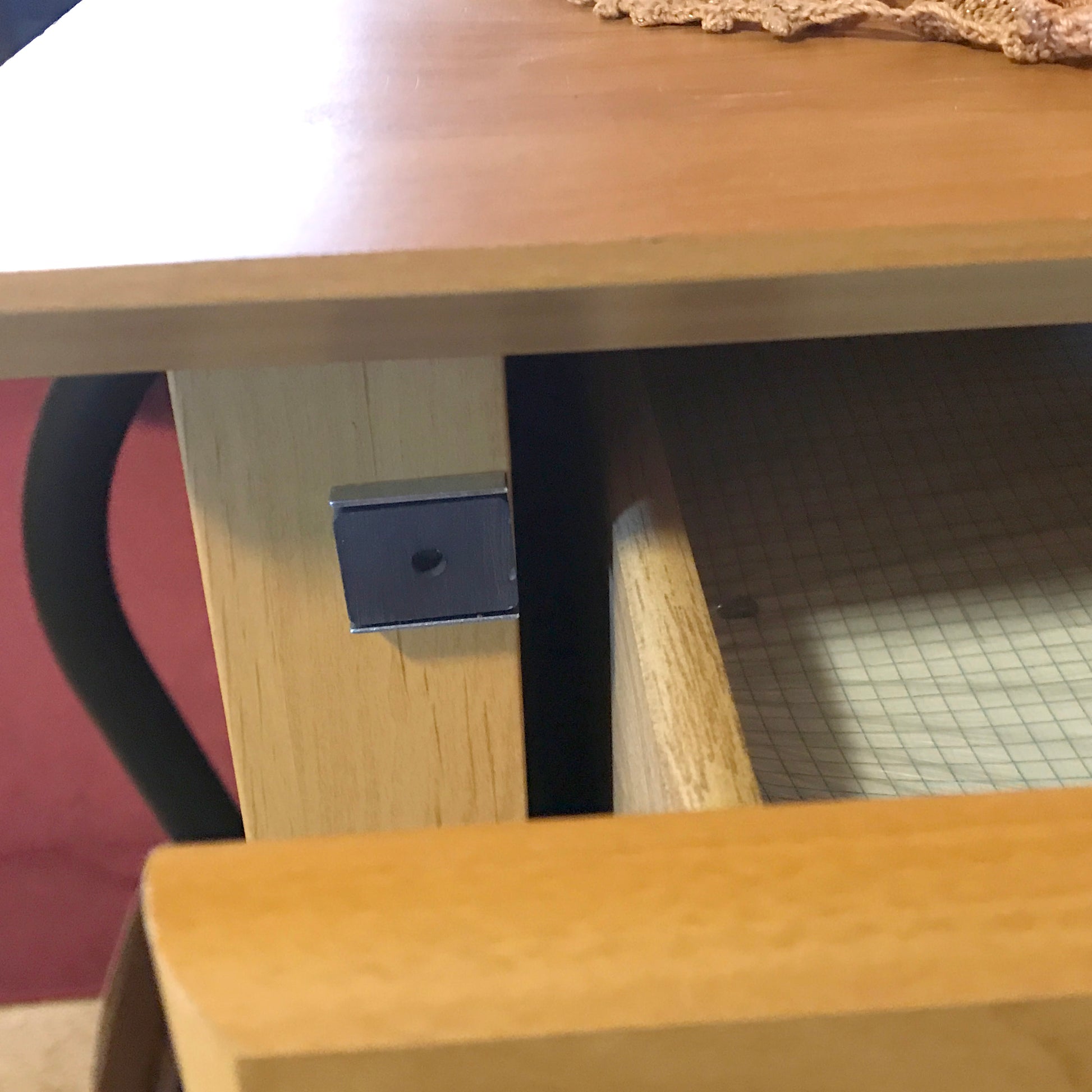 Load image into Gallery viewer, CA403CN Ceramic Latch Magnet Channel Assembly - In Use