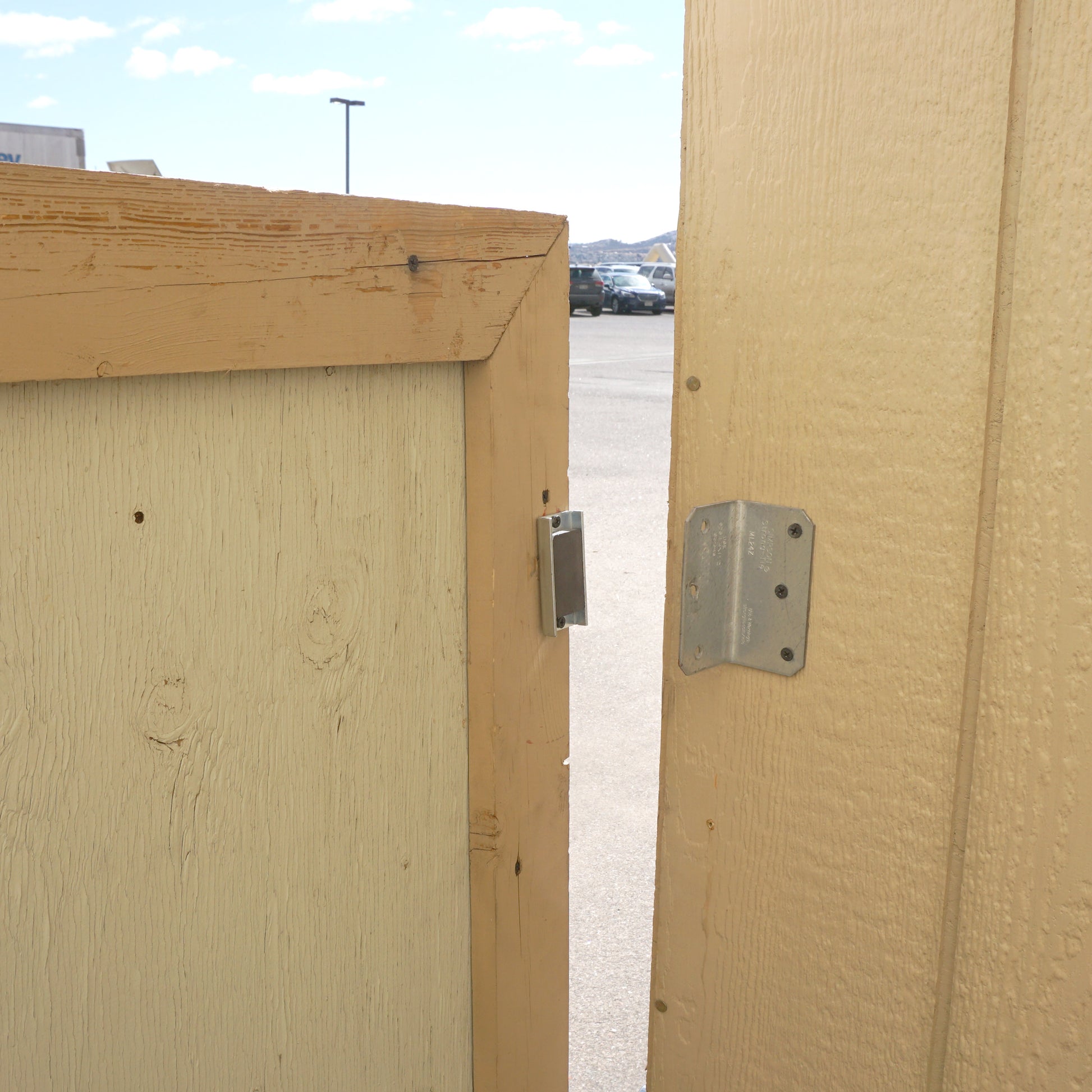 Load image into Gallery viewer, CBA275 Ceramic Latch Magnet Channel Assembly - In Use