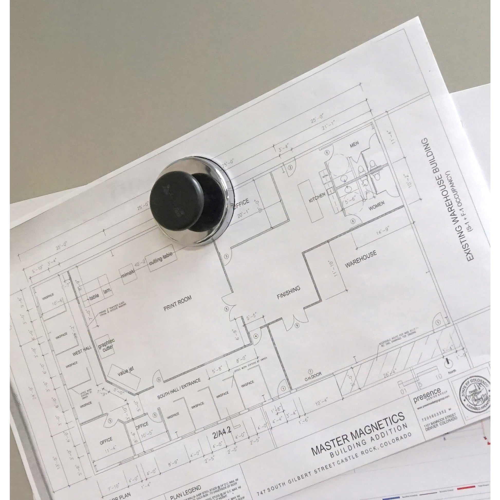 Load image into Gallery viewer, HMKR-45X4 Ceramic Round Base Magnets with Knob (4pk) - In Use