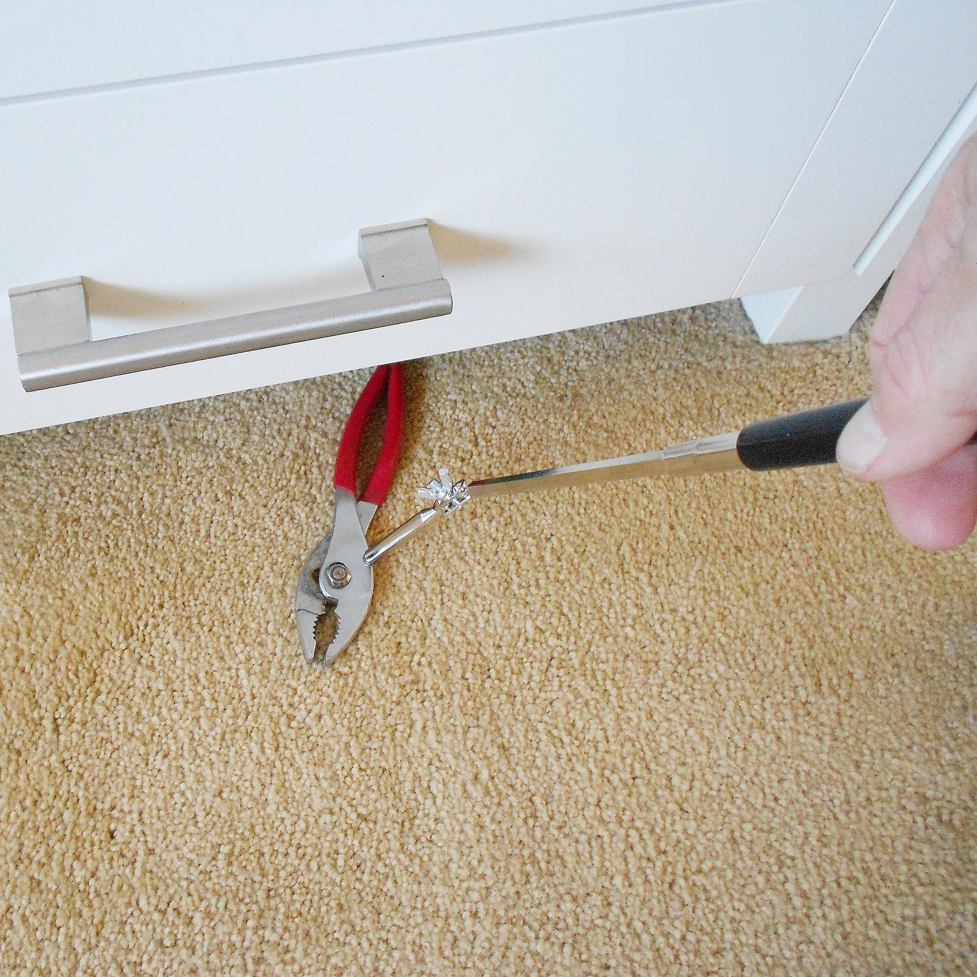 Load image into Gallery viewer, 07227 Extra-long Extendable Magnetic Pick-Up Tool with Locking Hinge - Picking Up