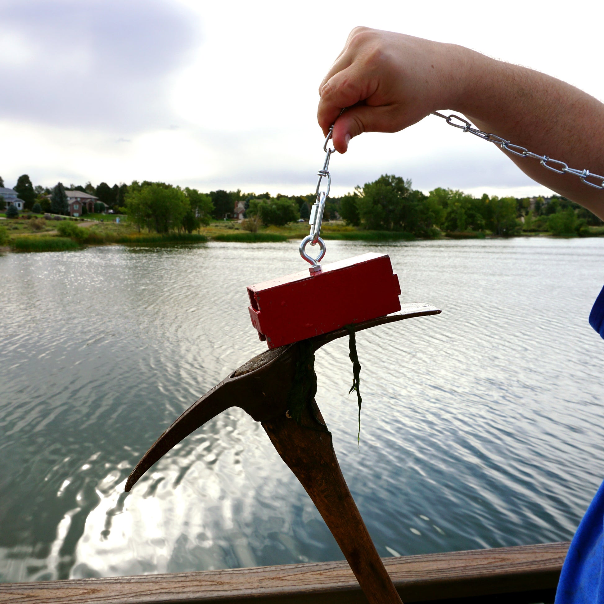 Load image into Gallery viewer, 07209 Heavy-Duty Holding and Retrieving Magnet - Hand Holding Chain to Magnet Holding Pick Axe
