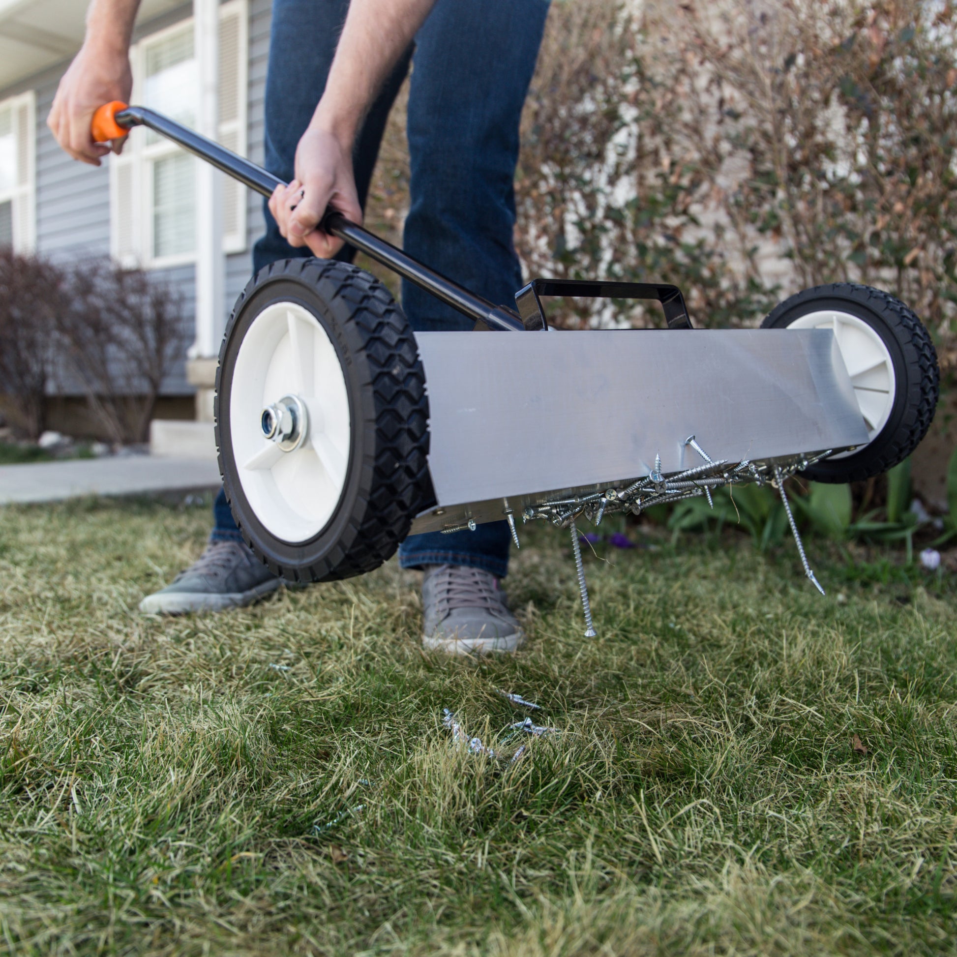 Load image into Gallery viewer, 07543 Magnetic Floor Sweeper with Quick Release - In Use