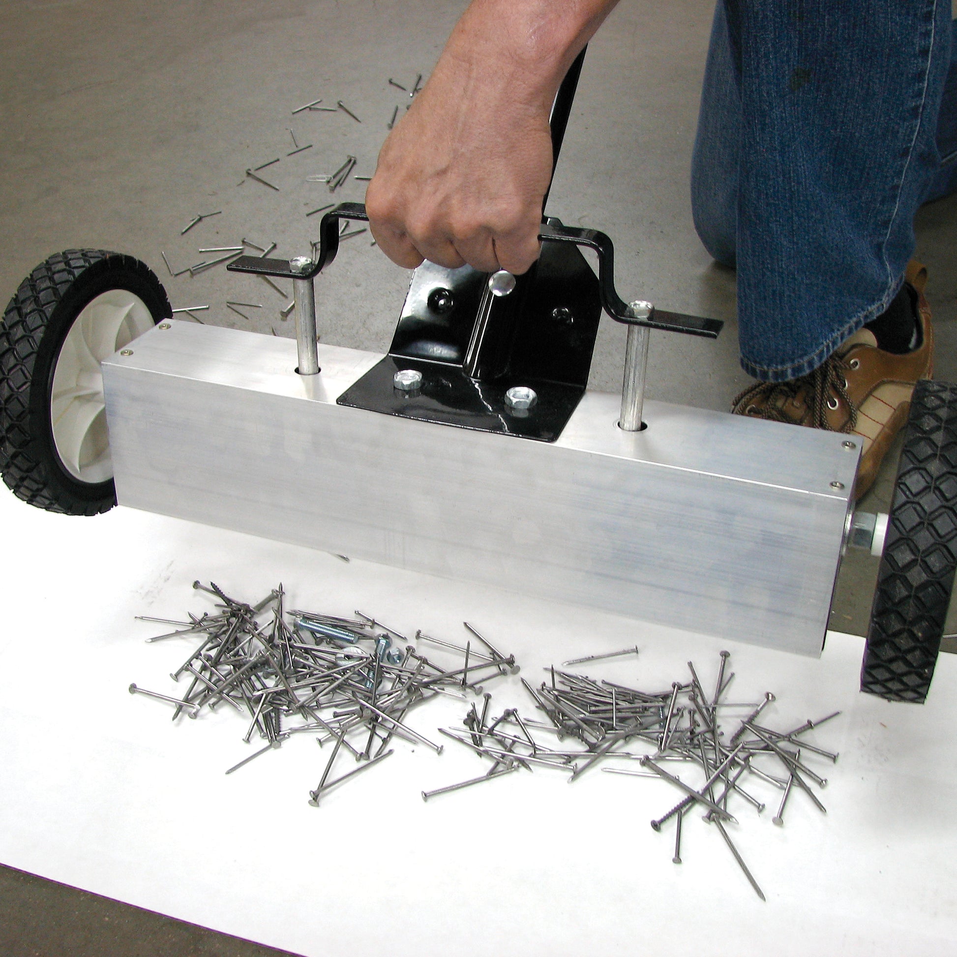 Load image into Gallery viewer, 07543 Magnetic Floor Sweeper with Quick Release - In Use