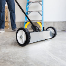 Load image into Gallery viewer, 07543 Magnetic Floor Sweeper with Quick Release - In Use