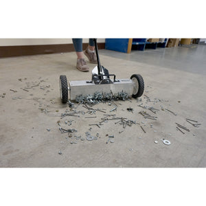07543 Magnetic Floor Sweeper with Quick Release - In Use