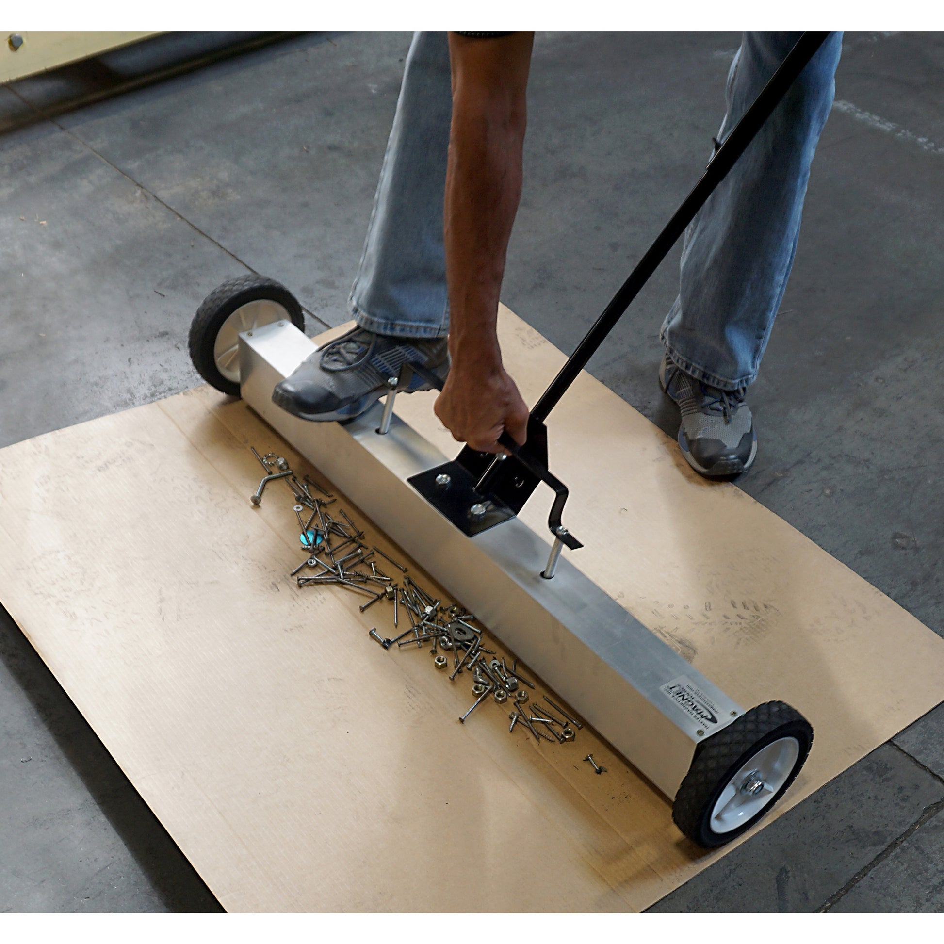 Load image into Gallery viewer, 07643 Magnetic Floor Sweeper with Quick Release - Sweeping Warehouse