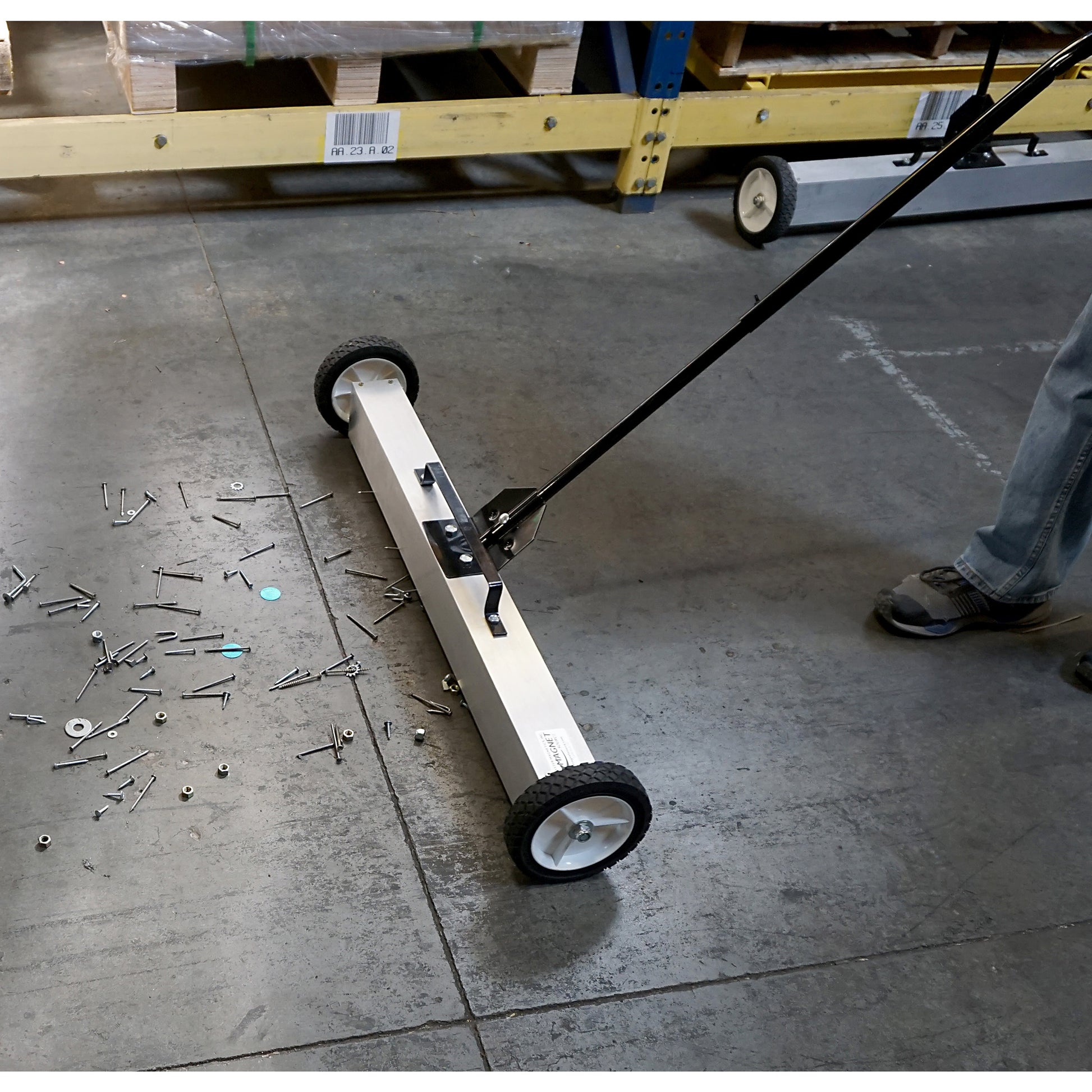 Load image into Gallery viewer, 07643 Magnetic Floor Sweeper with Quick Release - Sweeping Warehouse