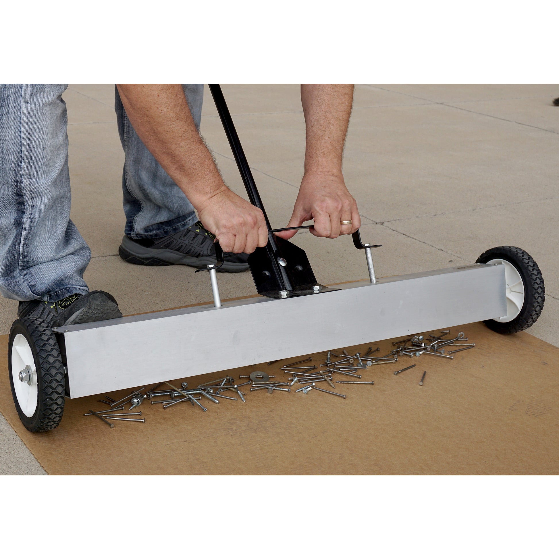 Load image into Gallery viewer, 07643 Magnetic Floor Sweeper with Quick Release - Sweeping Sidewalk