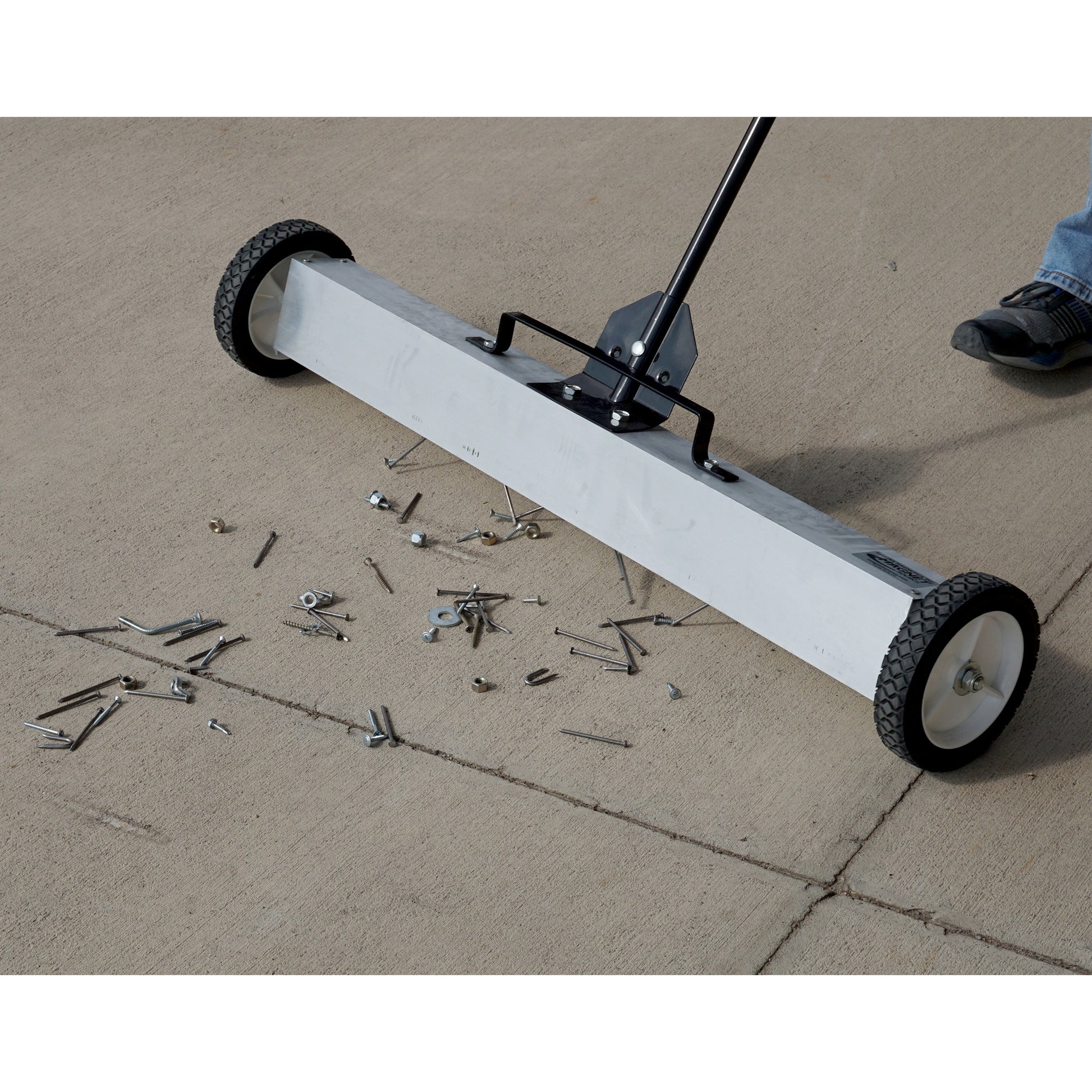 Load image into Gallery viewer, 07643 Magnetic Floor Sweeper with Quick Release - Sweeping Sidewalk