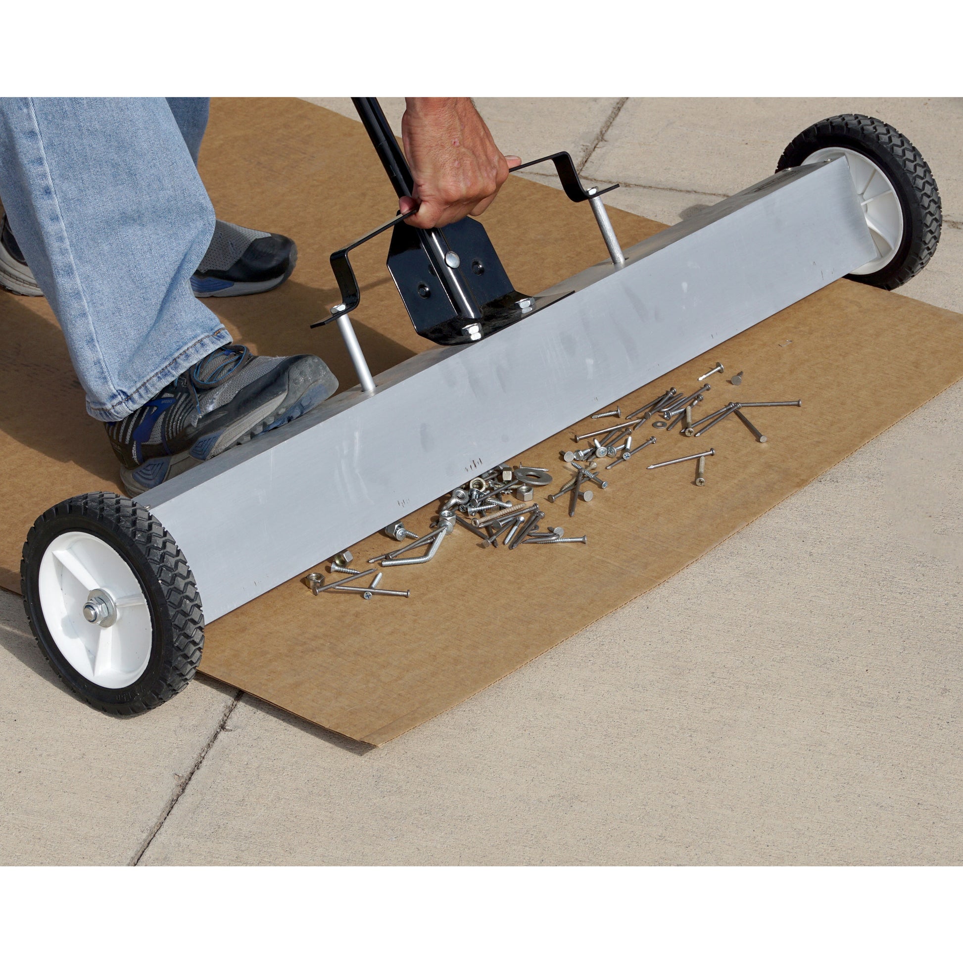 Load image into Gallery viewer, 07643 Magnetic Floor Sweeper with Quick Release - Sweeping Sidewalk