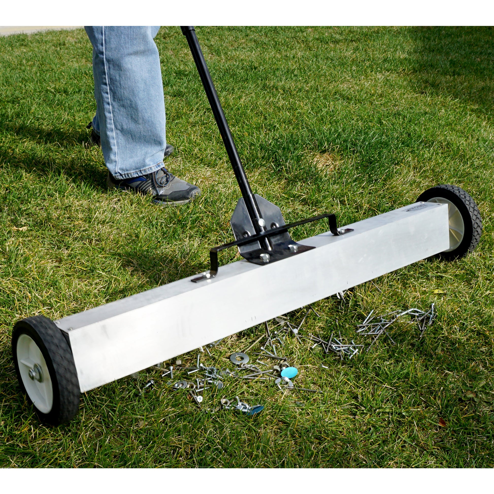 Load image into Gallery viewer, 07643 Magnetic Floor Sweeper with Quick Release - Sweeping Grass
