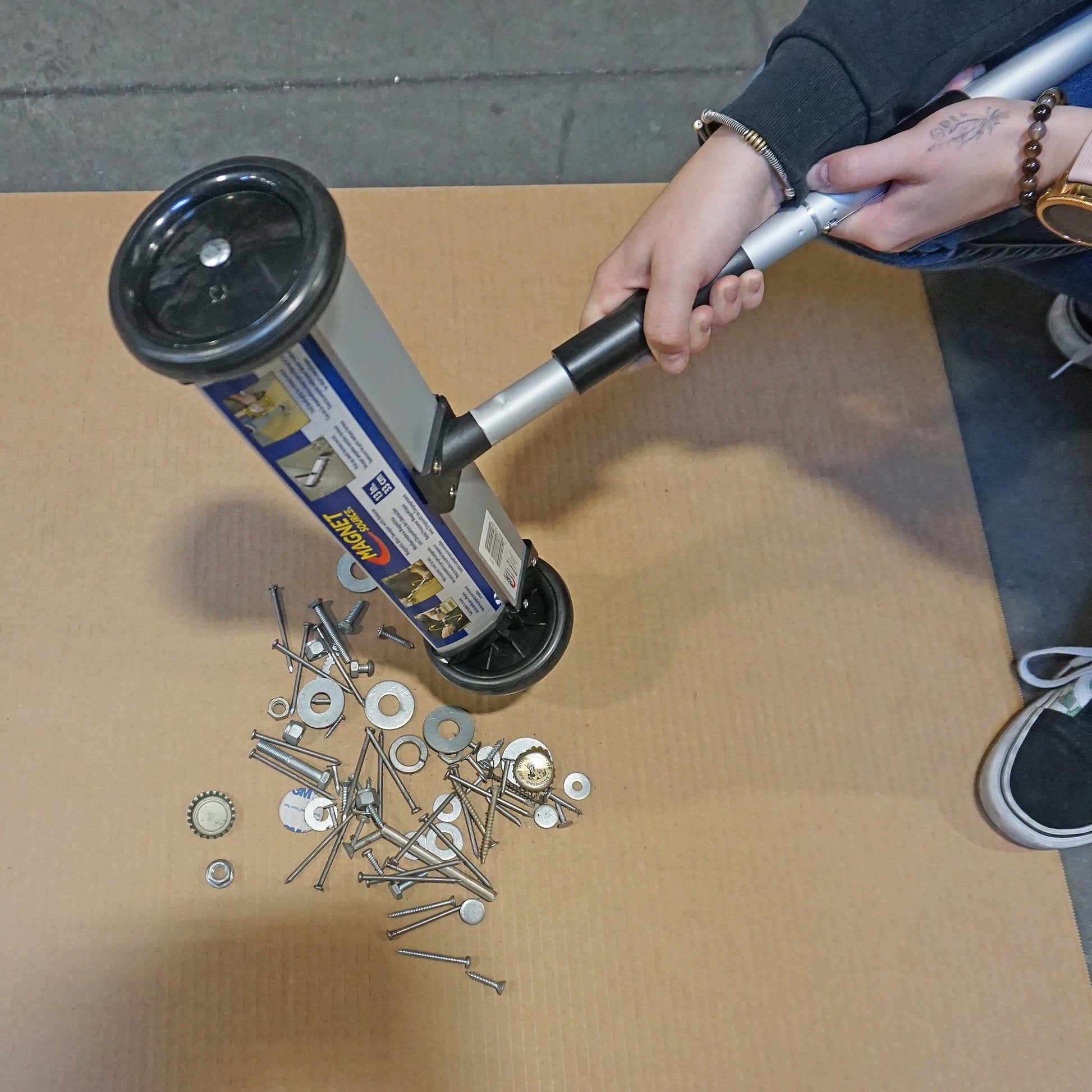 Load image into Gallery viewer, 07294 Magnetic Mini Sweeper™ with Quick Release - Demonstration of Releasing Feature