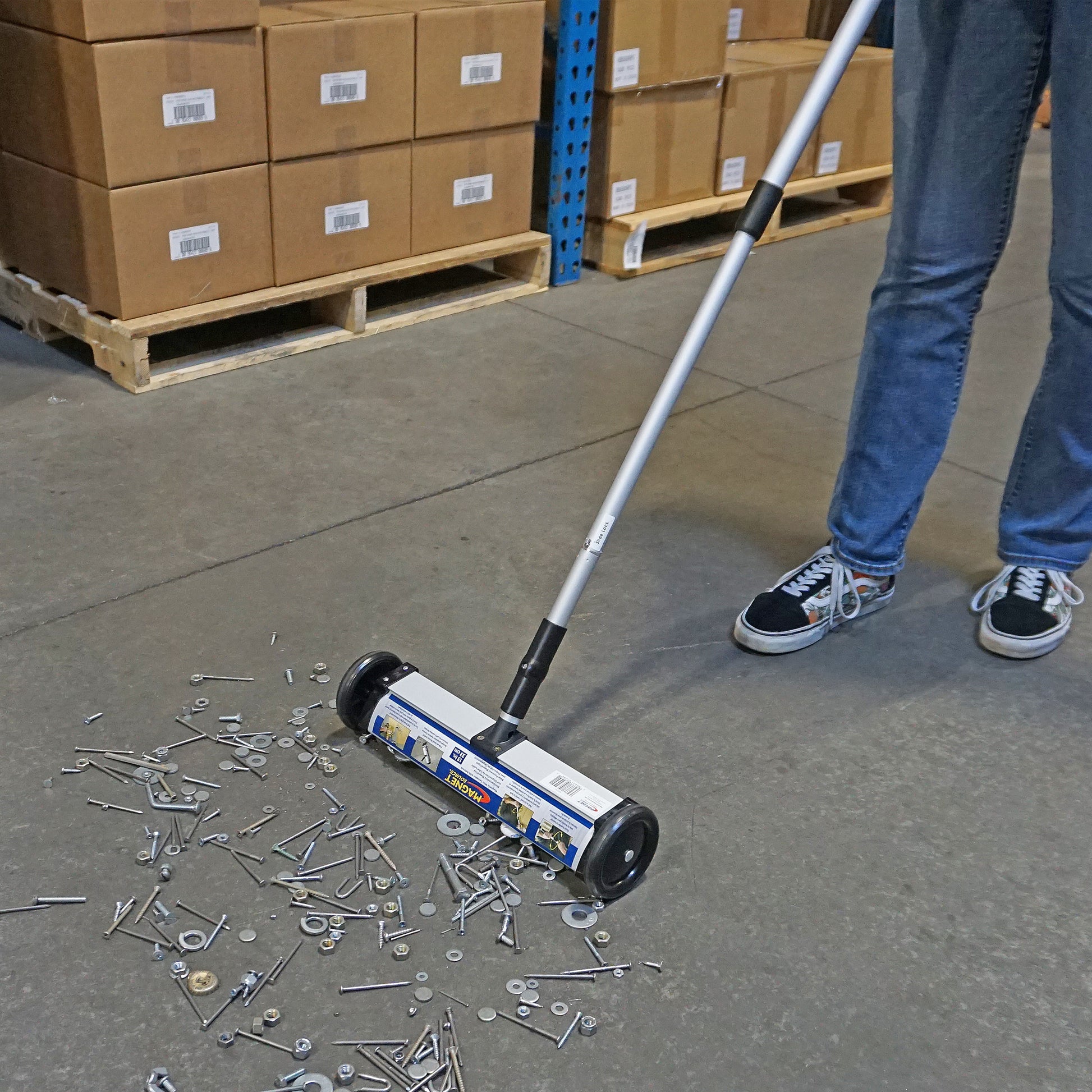 Load image into Gallery viewer, 07294 Magnetic Mini Sweeper™ with Quick Release - Demonstration of How to Use