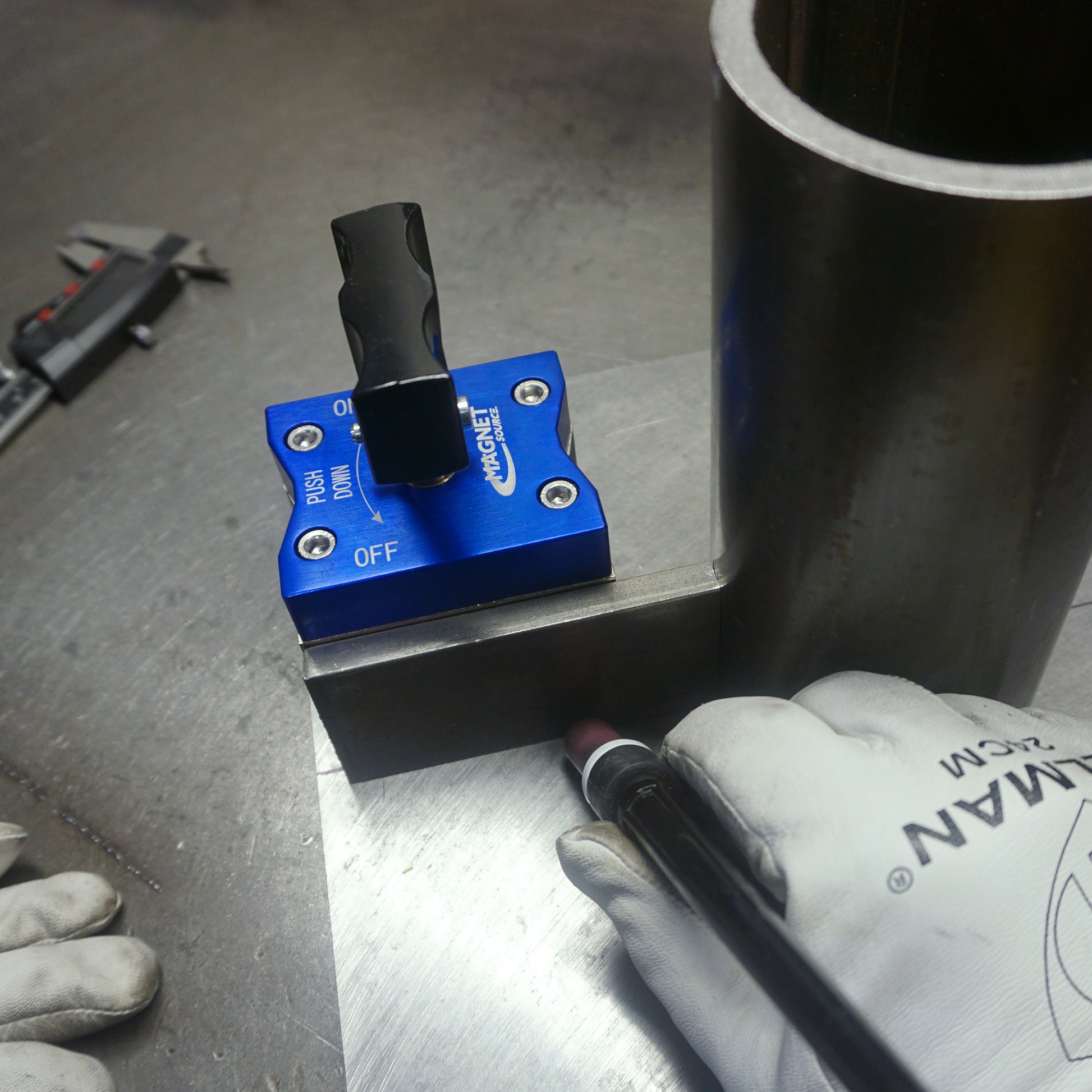 Load image into Gallery viewer, MWS0450 Neodymium On/Off Magnetic Welding Square - 45 Degree Angle View