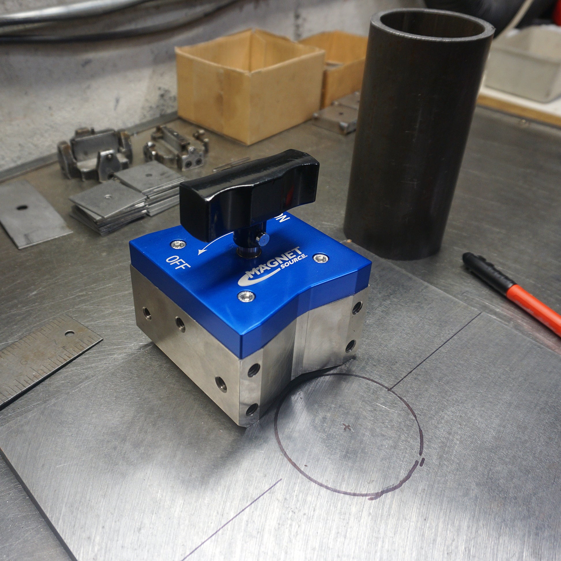 Load image into Gallery viewer, MWS1000 Neodymium On/Off Magnetic Welding Square - In Use